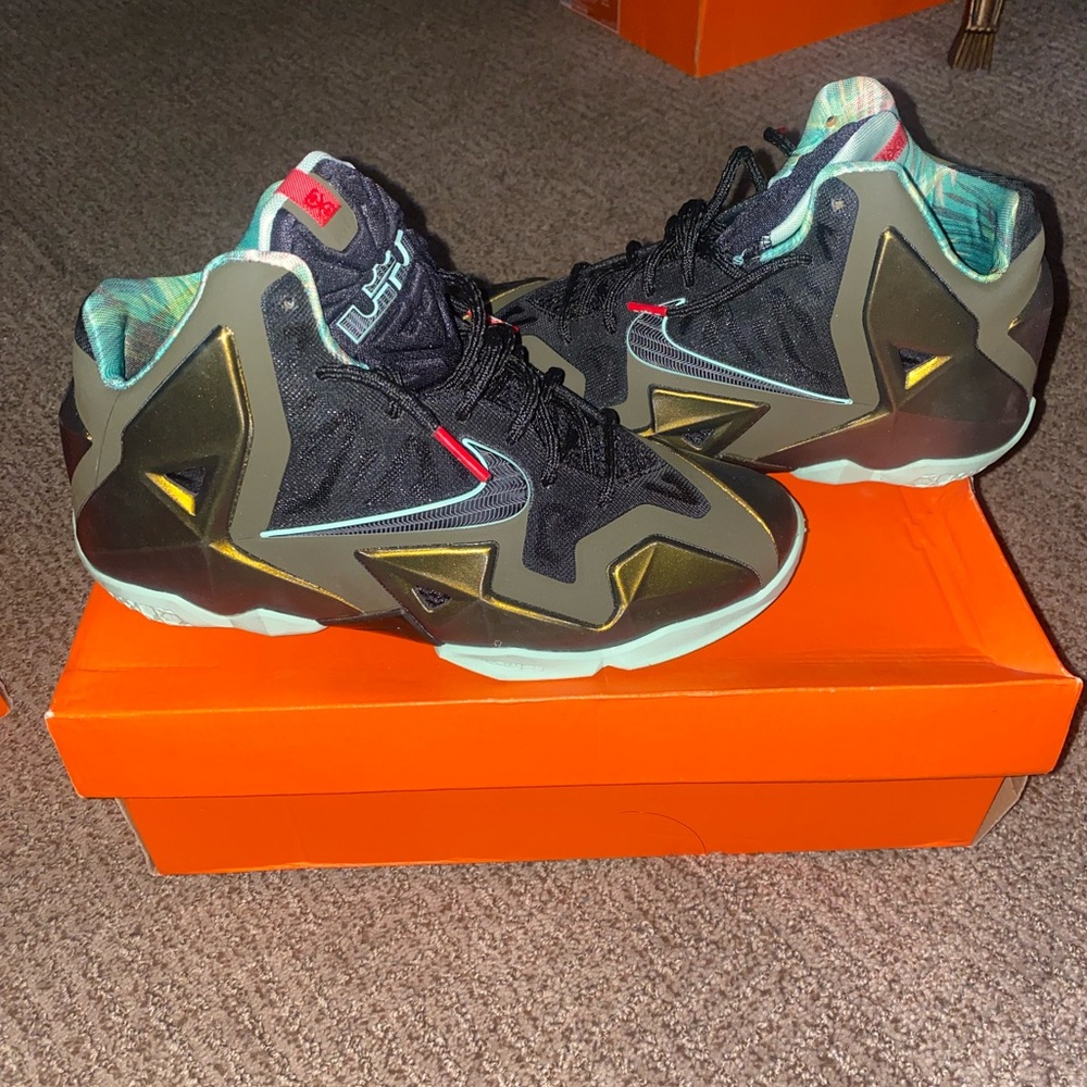 LeBron 11 king's pride